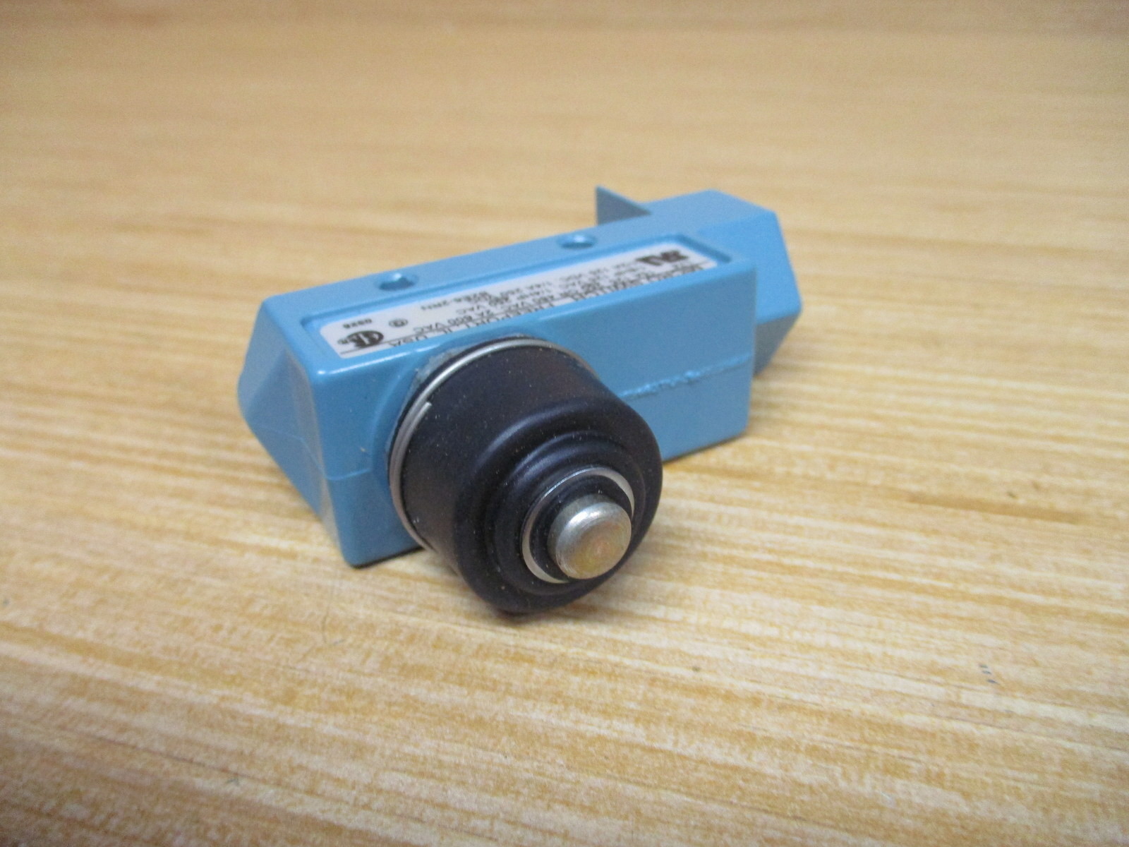 Micro Switch BZE6-2RN Limit Switch BZE62RN