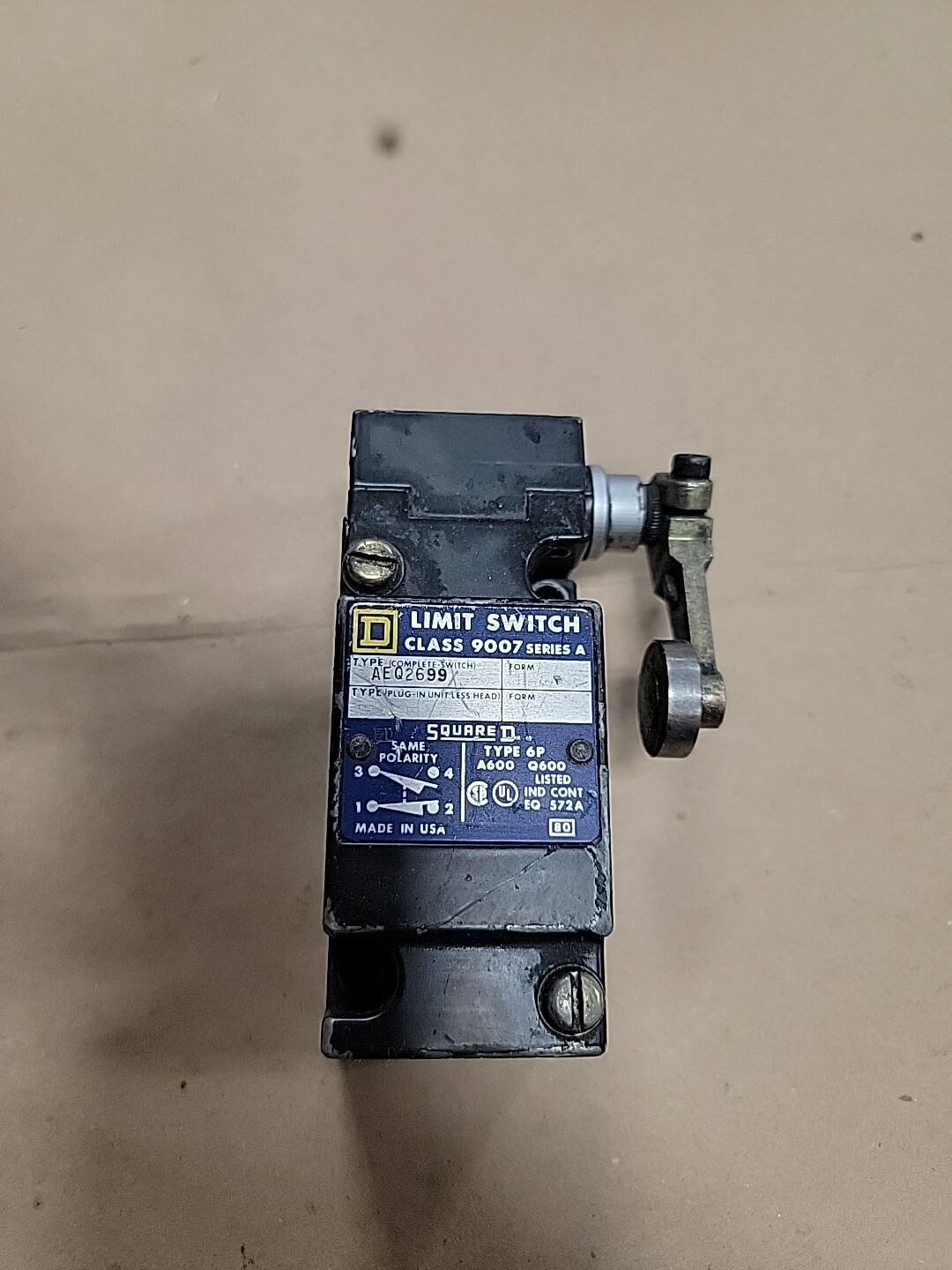 SQUARE D LIMIT SWITCH with OPERATOR HEAD CLASS 9007 SERIES A , AEQ2699