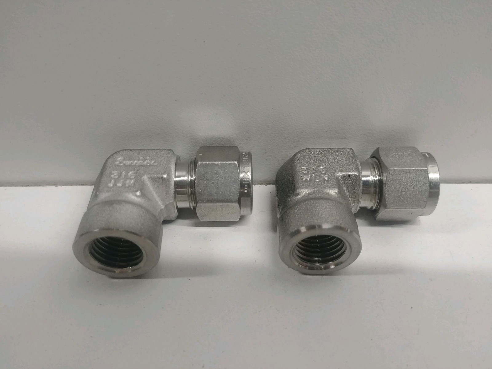 LOT OF (2) NEW! SWAGELOK 3/8″ X 3/8″ FNPT ELBOW CONNECTORS SS-600-8-6