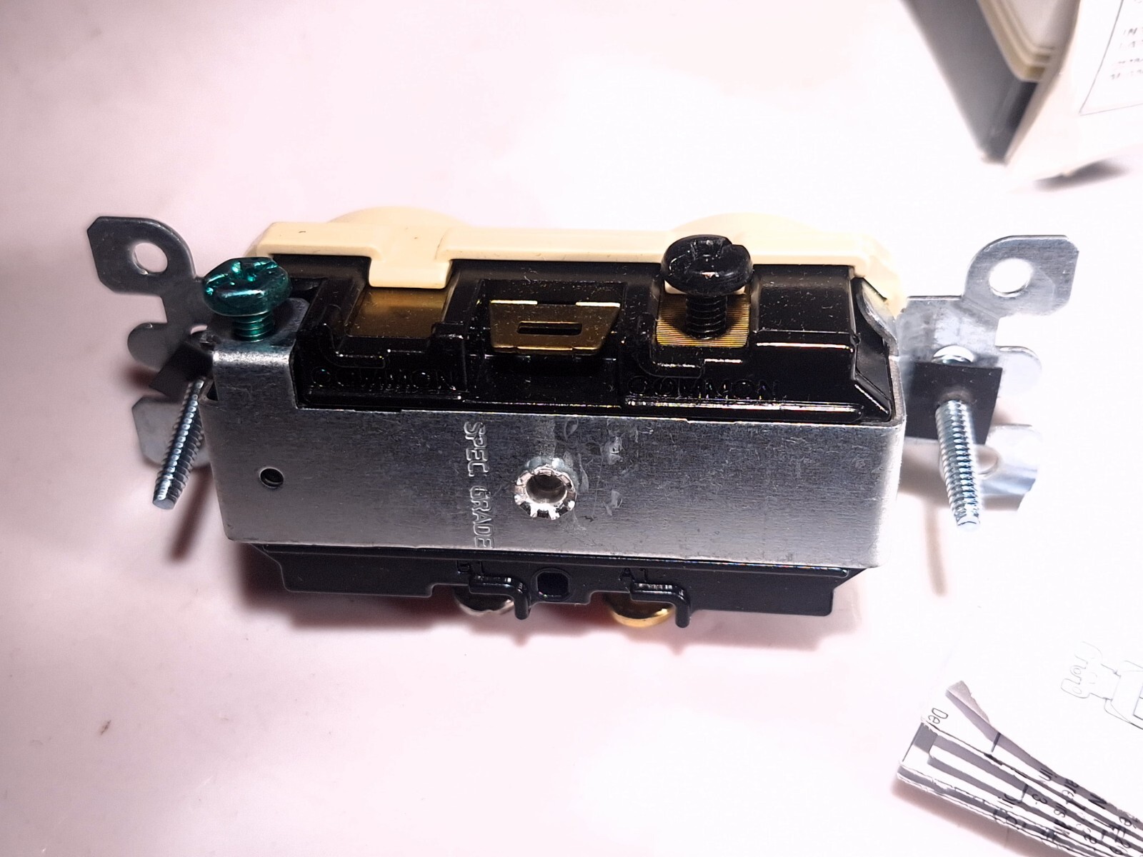 LEVITON 5226-I TOGGLE SWITCH AND PILOT LIGHT IVORY 15A 120/277V 5226I