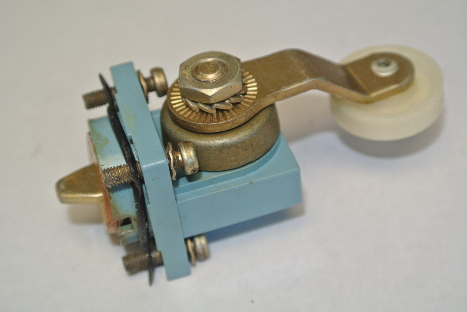 TELEMECANIQUE XCK-D15 LIMIT SWITCH HEAD – NEW SURPLUS