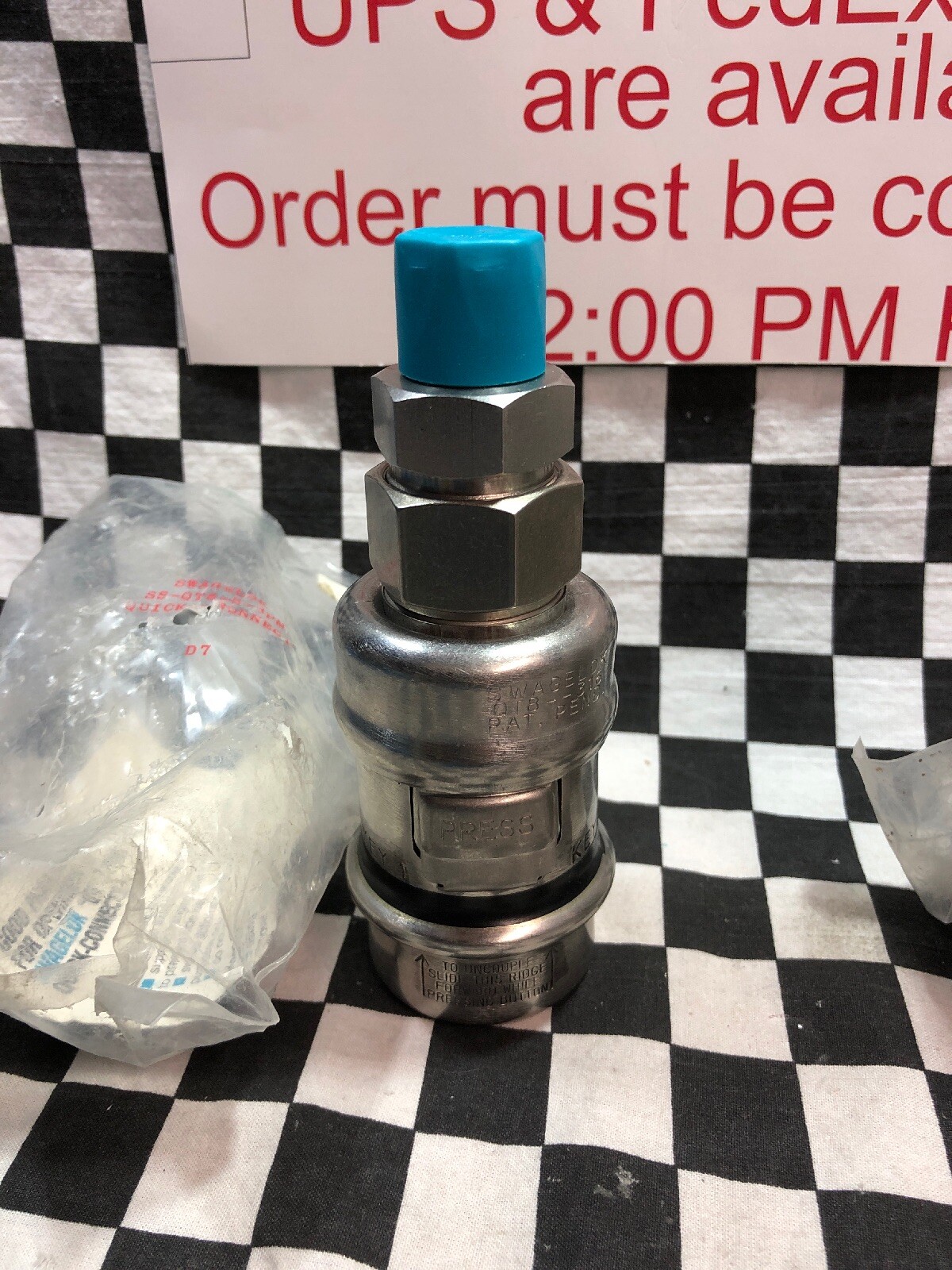 SWAGELOK SS-QT8-B-8PM-K1, Quick Connect 1/2″ NPT, BLACK, Lot Of 2, #1615N1