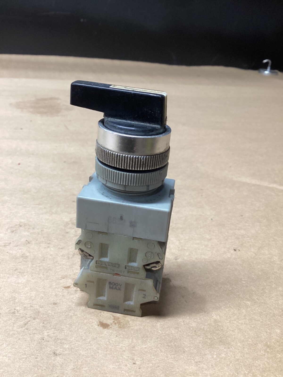 IDEC IZUMI SELECTOR SWITCH 41-10570 300V 3A W/ 2 POS CONTACT #110M13