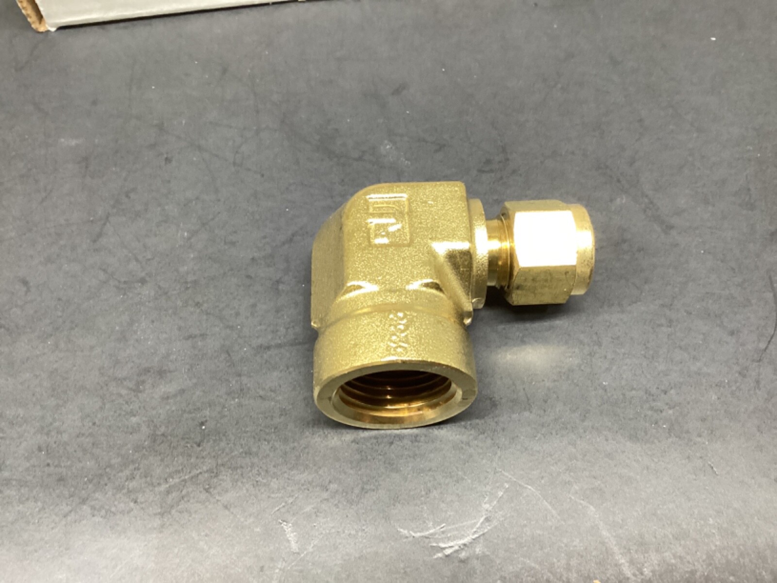 LOT OF 5 PARKER 5233 TUBE ADAPTER 3/4” FNPT TO 1/2” FEMALE 90° ELBOW #3G89PR7*OH