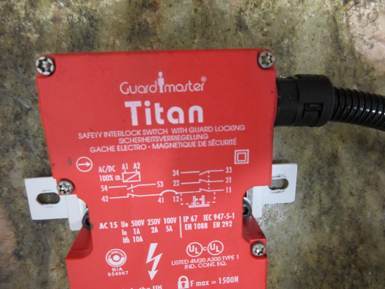 TITAN GUARDMASTER IP67 IEC947-5-1 EN1088 EN 292 A300 TYPE 1 M20 24V M2D SWITCH
