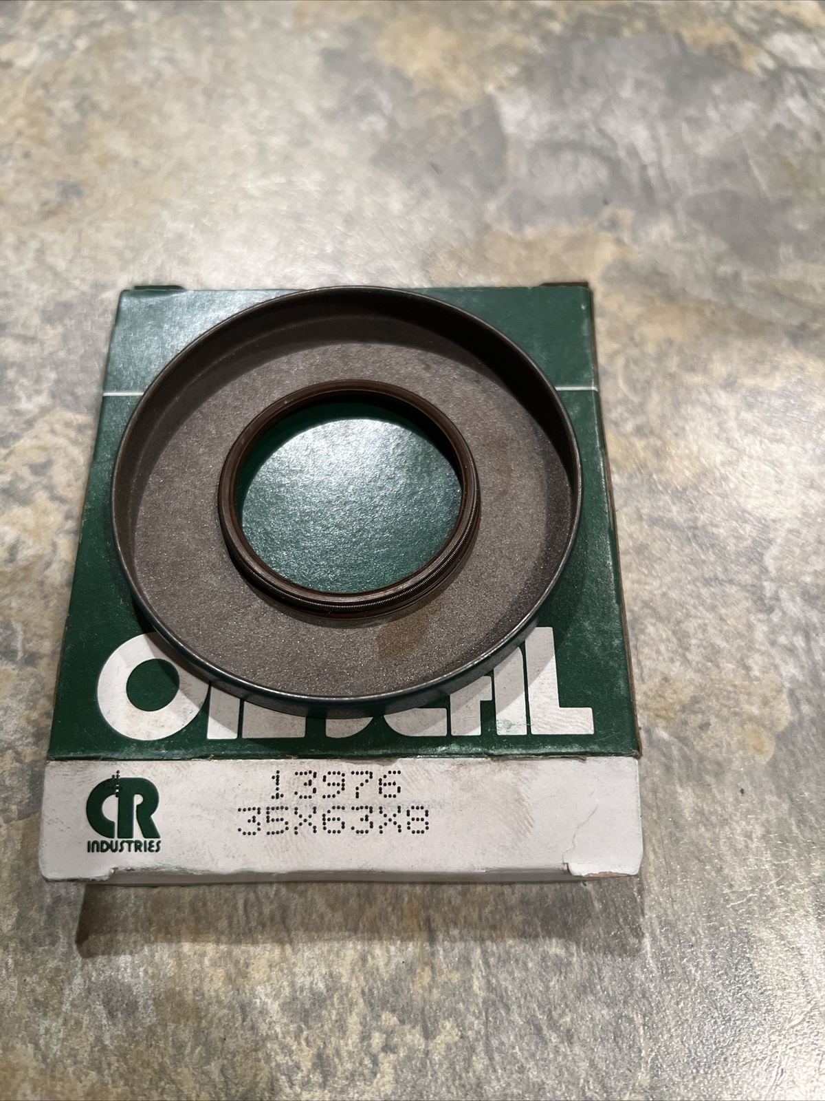 OIL SEAL CR 13976 CRW1 V (35X68X8) CHICAGO RAWHIDE , Free Shipping !