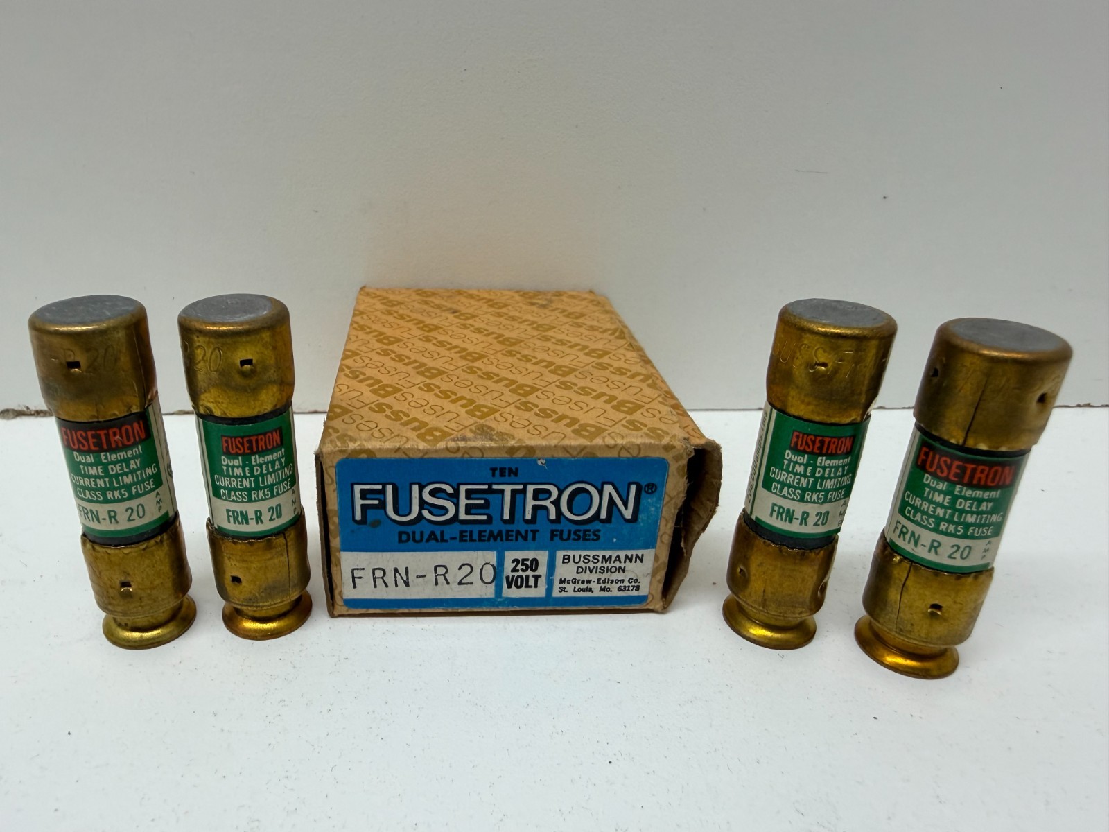LOT OF (4) NEW IN BOX! BUSSMANN FUSETRON 20A 250V TIME-DELAY FUSES FRN-R-20