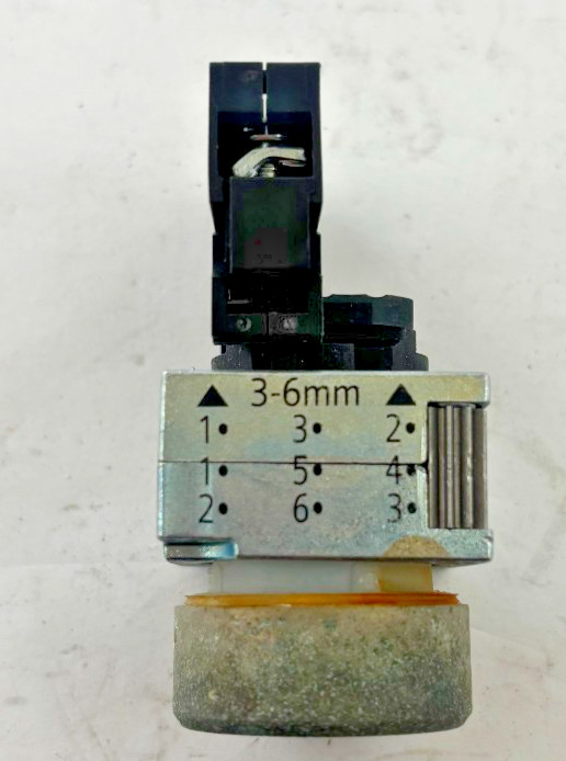 Siemens 3SB3400-0C Contact Block w/Black Push Button Industrial Control Switch