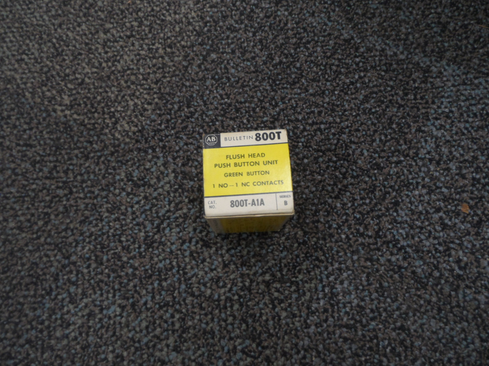 NEW WITH BOX! ALLEN-BRADLEY SER.T GREEN FLUSH MOMENTARY PUSH BUTTON 800T-A1A