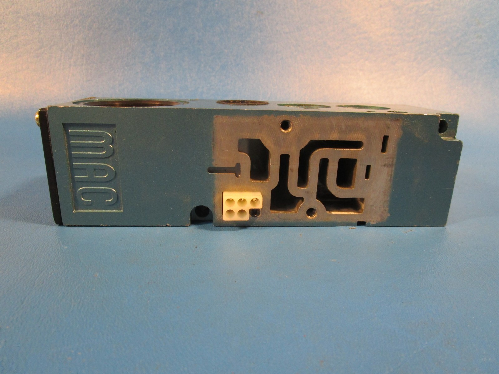 MAC 82A-CA-BKA MANIFOLD BASE, 1/4INCH NPT PORTS. For Solenoid Valve Assemblies
