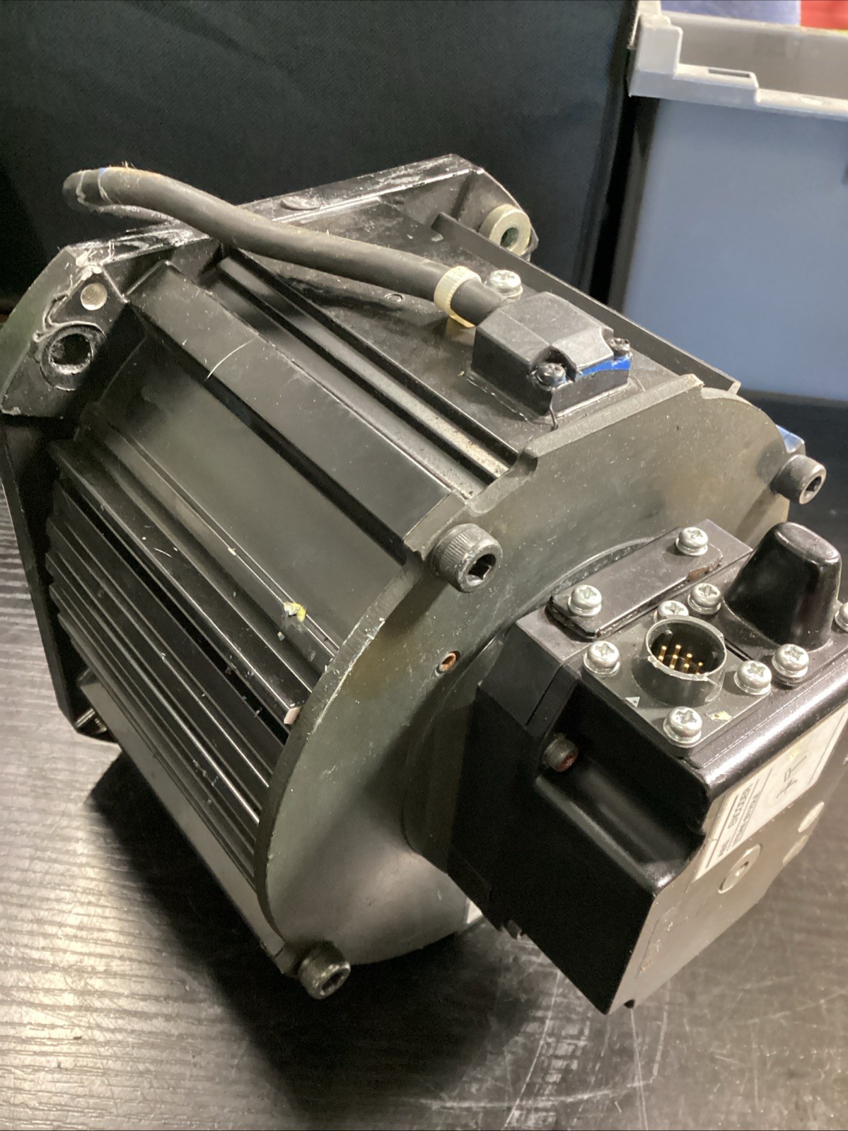 Yaskawa SGMRS-12A2B-YR12 AC Servo Motor 1150W 5.49 N•m 2000 r/min Used #2
