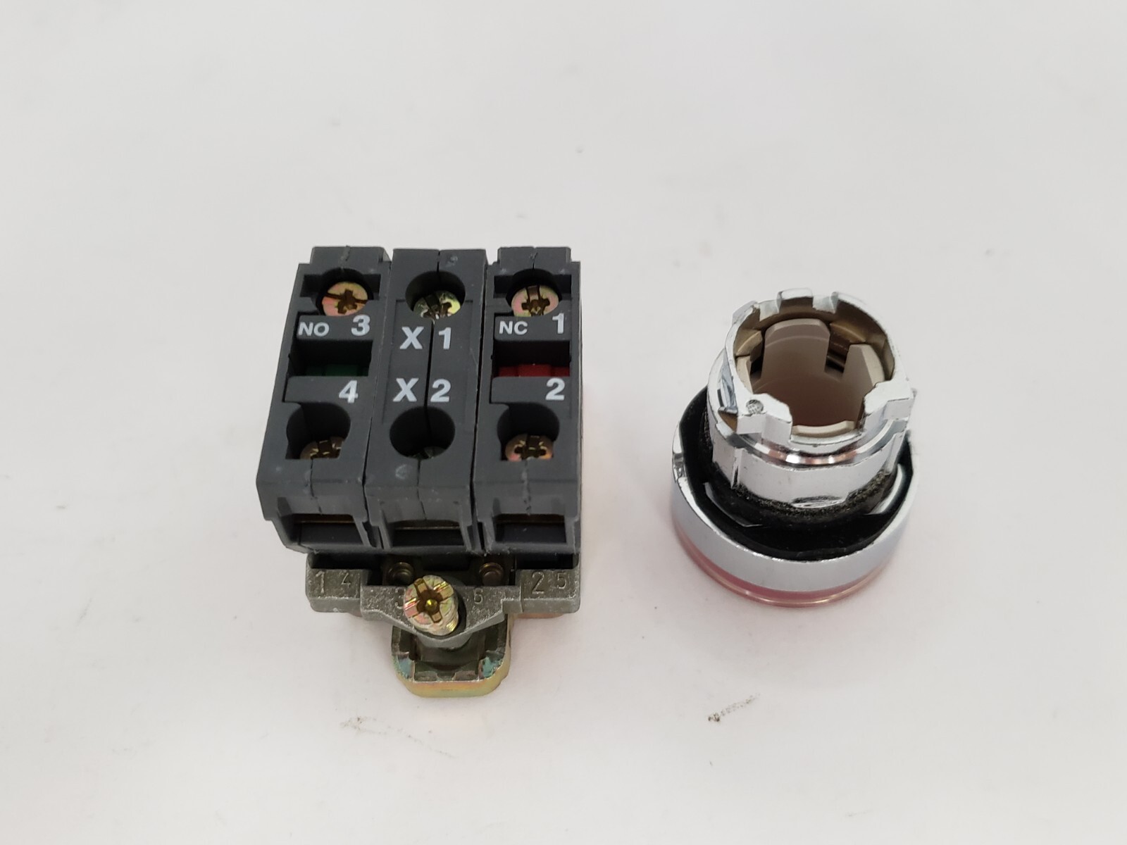 SQUARE D XB4BW3465 22MM PUSHBUTTON LED 120VAC NIB