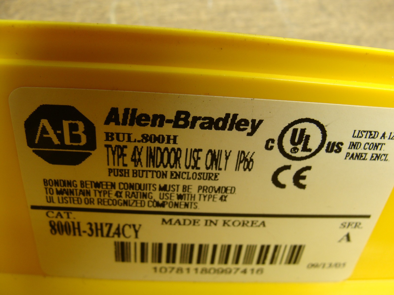 ALLEN BRADLEY BUTTON ENCLOSURE 800H-3HZ4CY W/RED 800T-XJ6A5 & GREEN 800H-QRB24G
