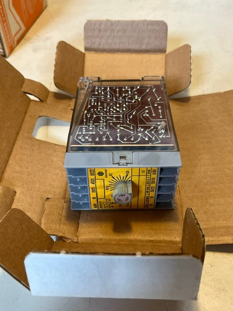SCHLEICHER WIELAND SZT-620 – Electronic Time Delay Relay – (8x) New in Box