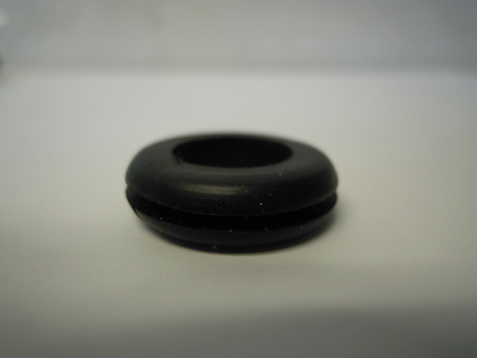 LOT of 15 X BLACK RUBBER GROMMET 7/8″ X 1/8″ THICK 1/2″ HOLE 1/16″ GROOVE ***NEW