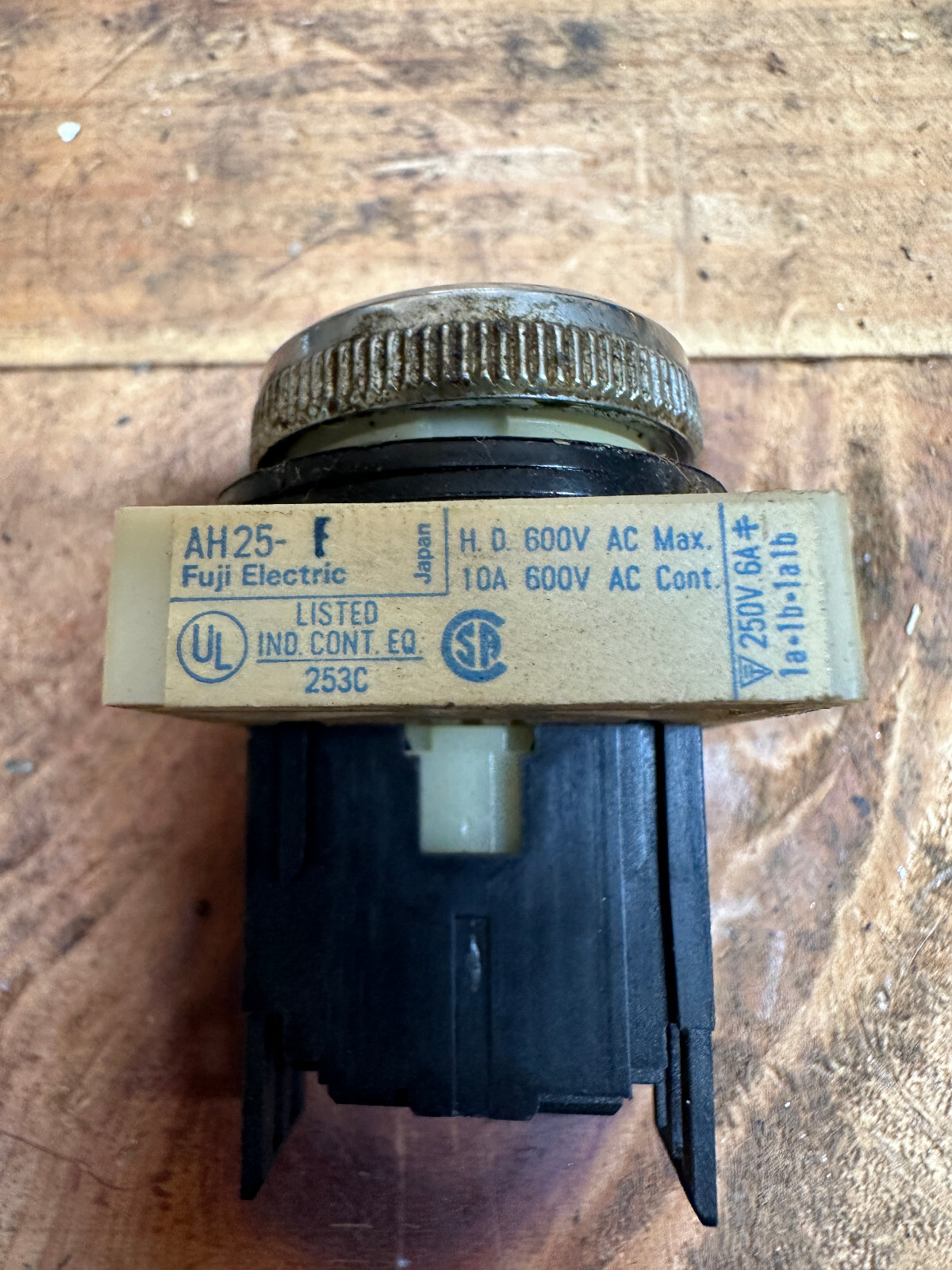 FUJI ELECTRIC AH25-F PUSHBUTTON MOMENTARY FLUSH ROUND HEAD GREEN 1 N.O.