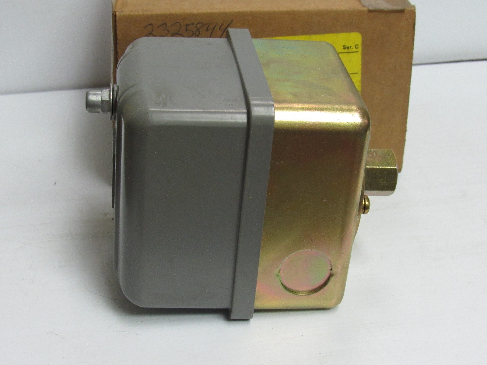NEW SQUARE D PRESSURE SWITCH 9013GSB2J99R SER C