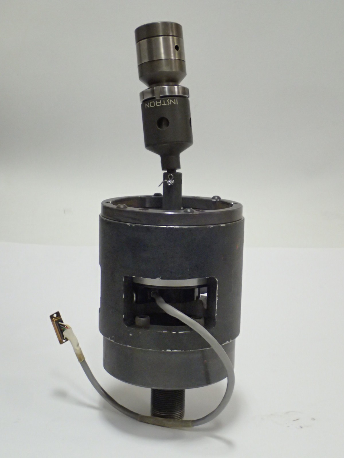 INSTRON STRAIN GAUGE W/ 2640-008 & 2630-030 EXTENSOMETER