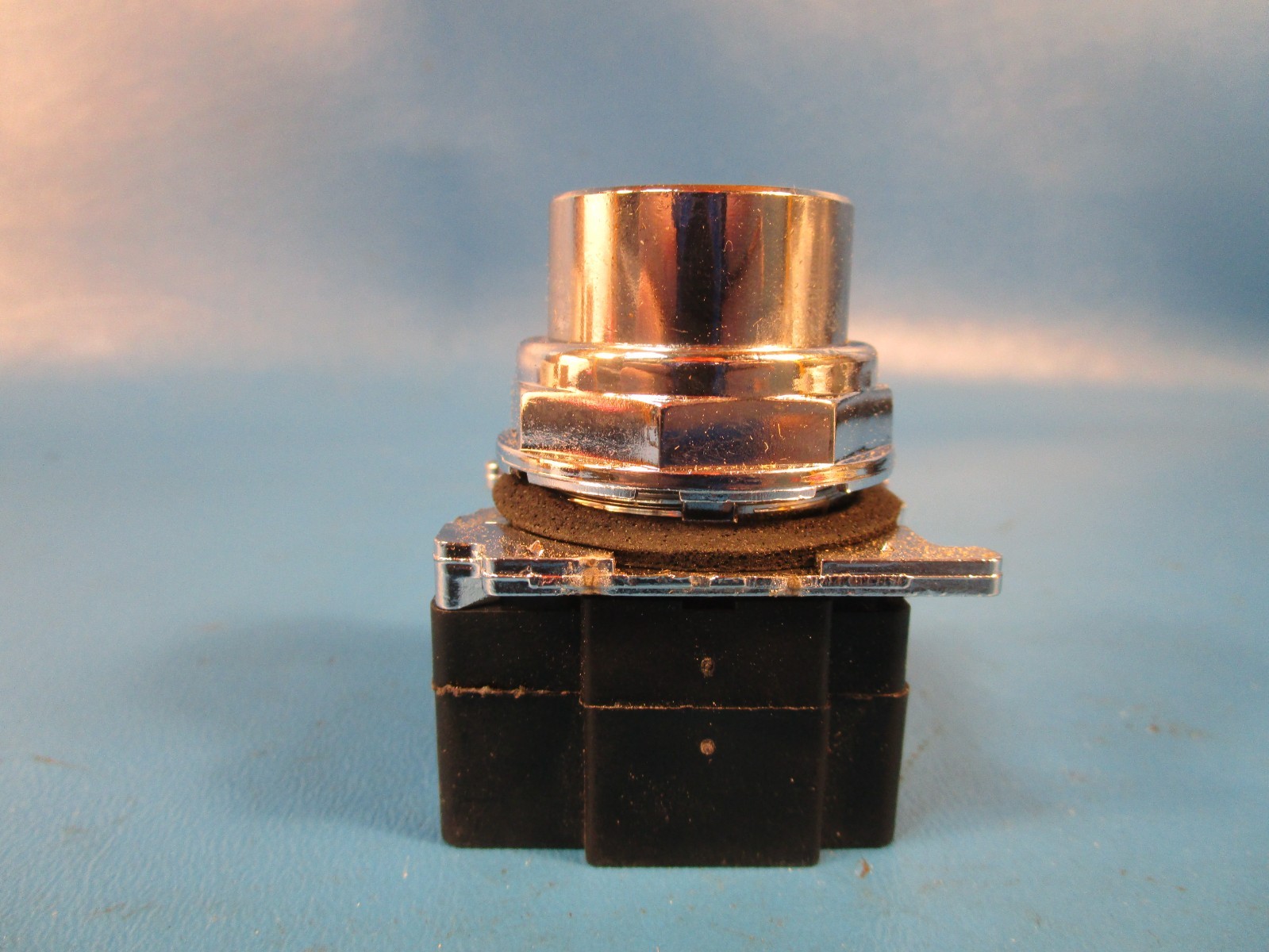 Cutler Hammer 10250T471, EATON 10250T PUSHBUTTON, 30.5 MM, THREE-POSITIONS