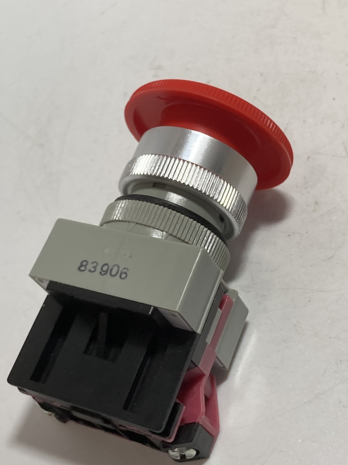 IDEC AVW401R E-STOP PUSHBUTTON RED TWIST RELEASE 1NC NIB