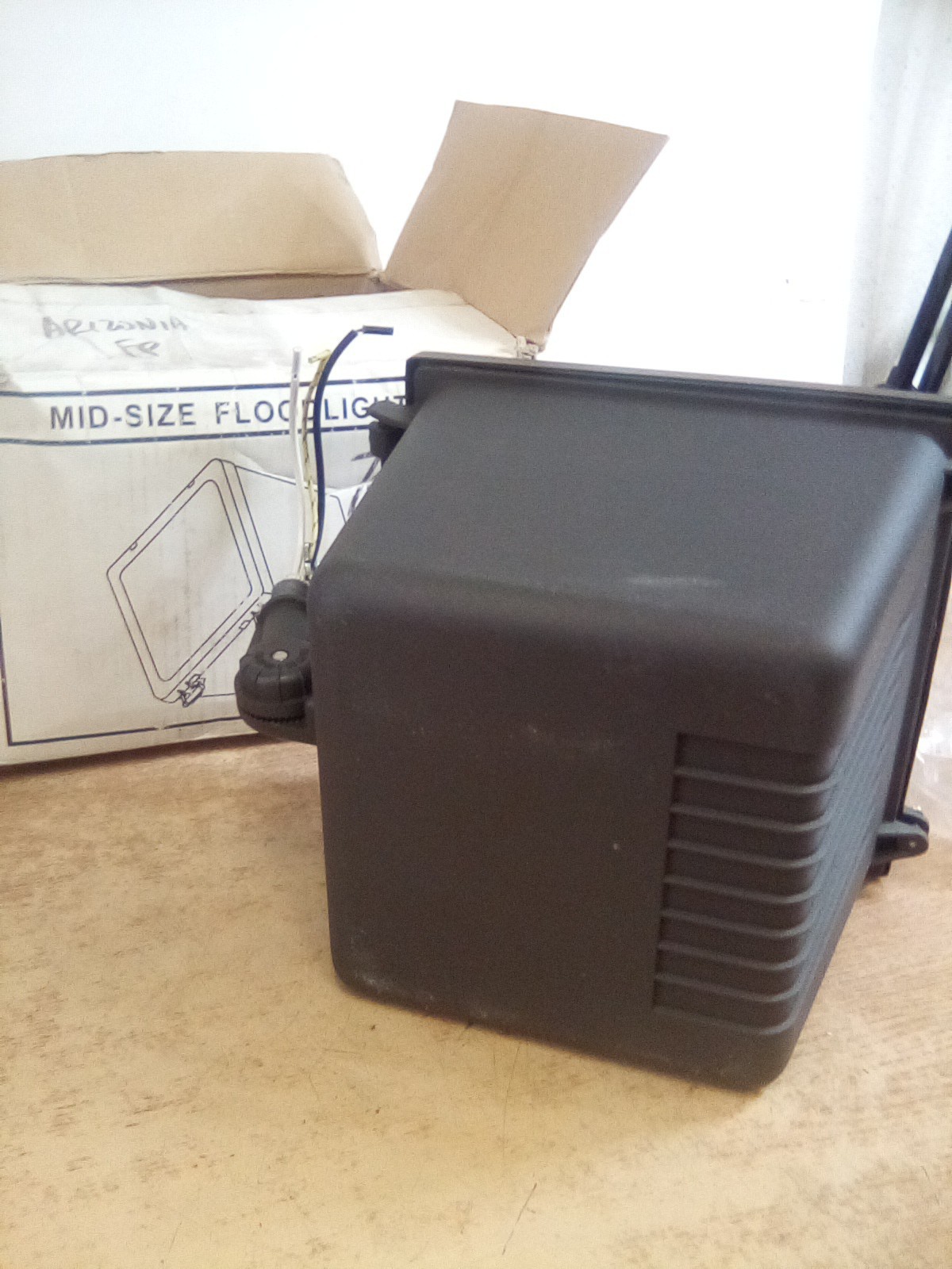 Howard Industries MSF-70-MH-4T Mid Size Floodlight 70Watt