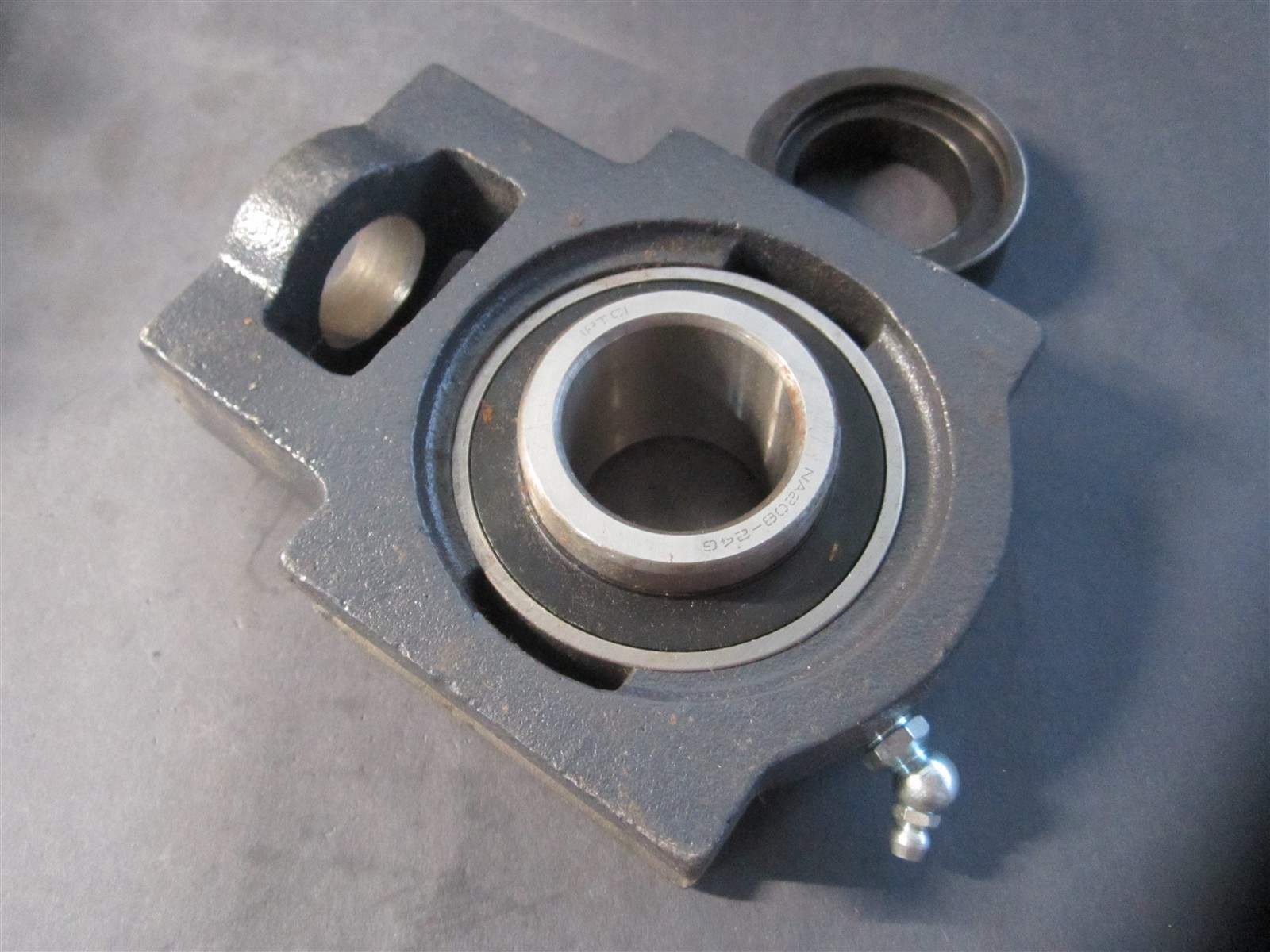 Iptci (NAT208 24) 1-1/2″ Wide Slot Eccentric Collar Take Up Unit
