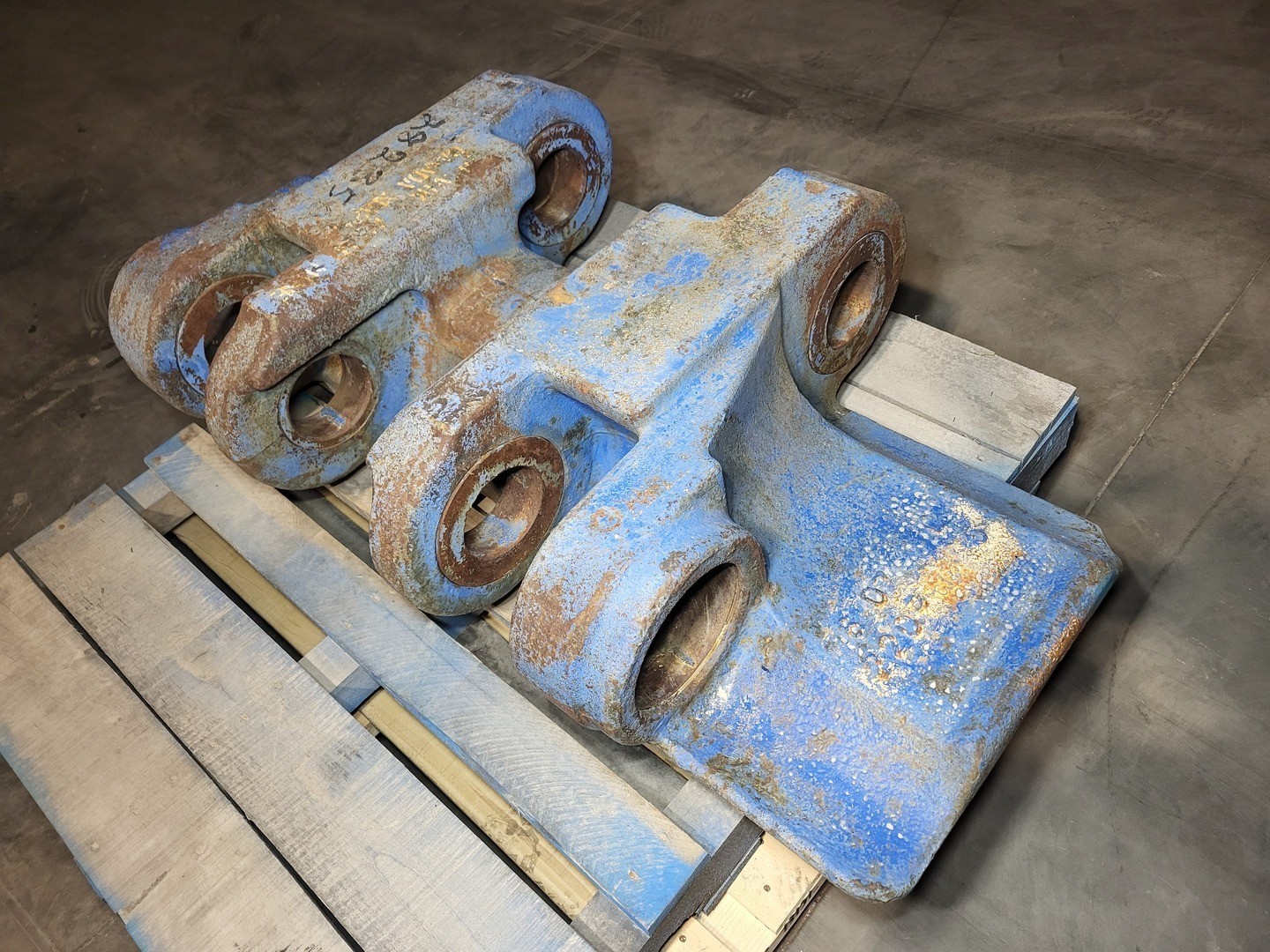 BRADKEN DK200S 400-2 Crawler Shoes – Heavy Machinery