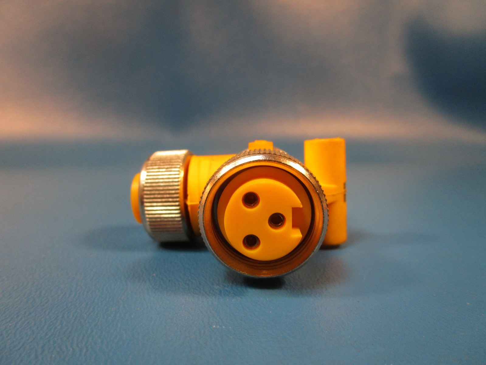 Turck RSM-2RKM 30, TEE CONNECTOR 7/8 INCH MINIFAST, 1-MALE, 2-FEMALE, 3-PIN