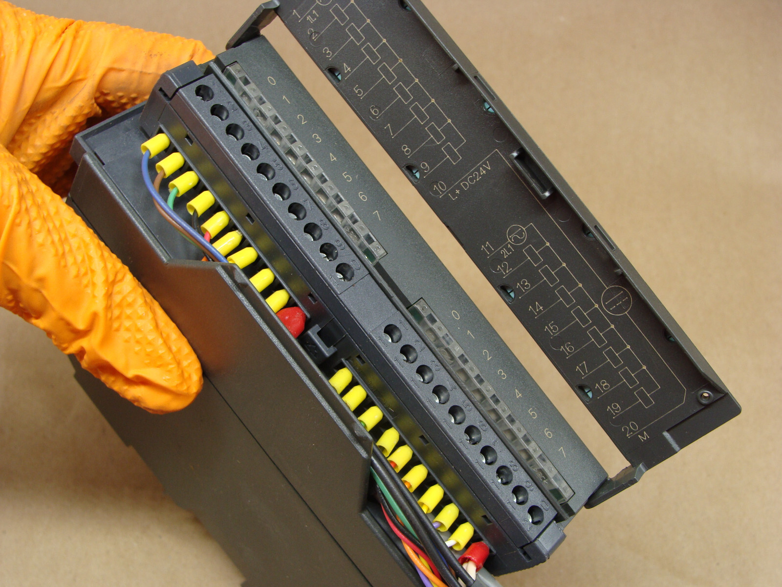 SIEMENS 6ES7 322-1HH01-0AA0 SIMATIC S7 OUTPUT MODULE.