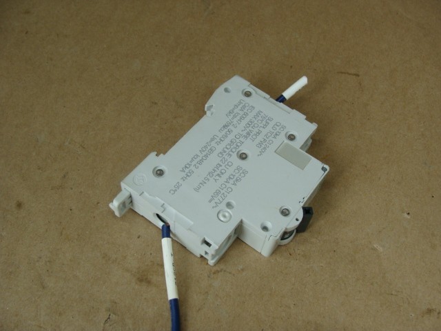 SCHNEIDER CIRCUIT BREAKER B15A C60 MULTI 9 17406 15A 277V
