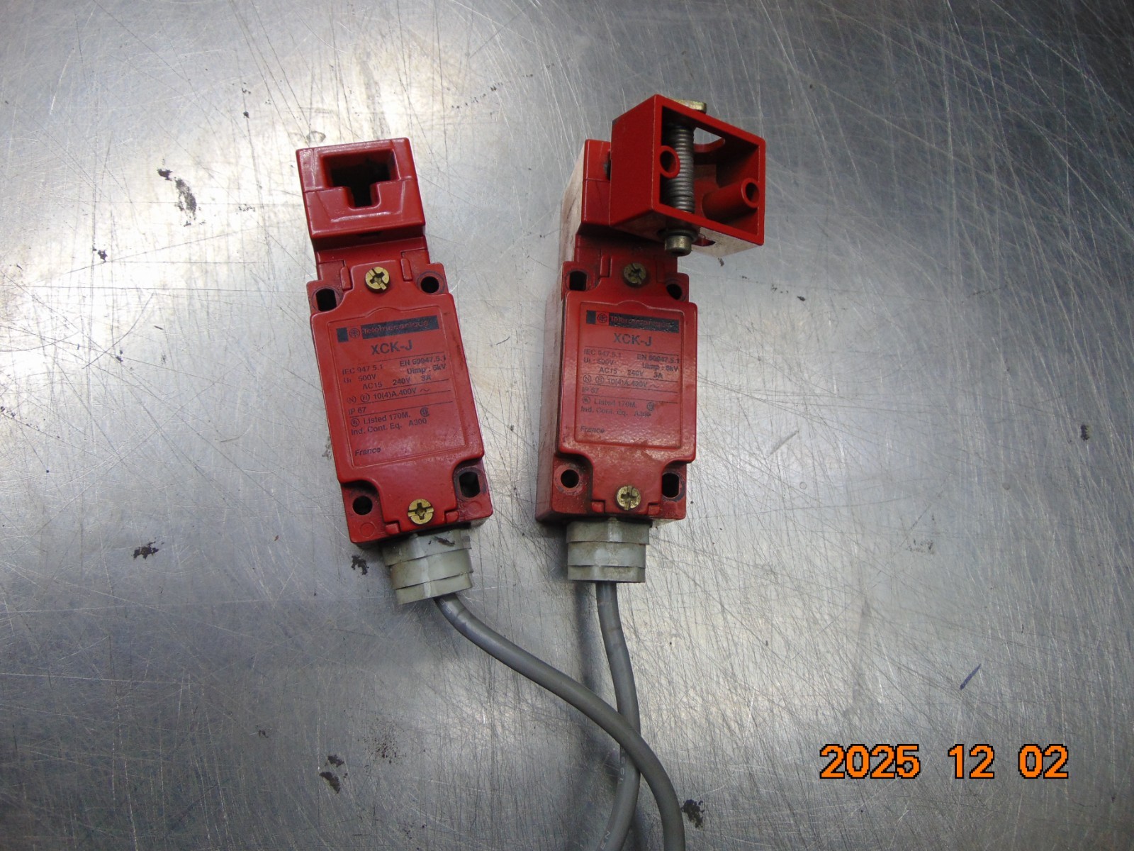 (1) TELEMECANIQUE XCK-J59 INTERLOCK SAFETY SWITCH see description