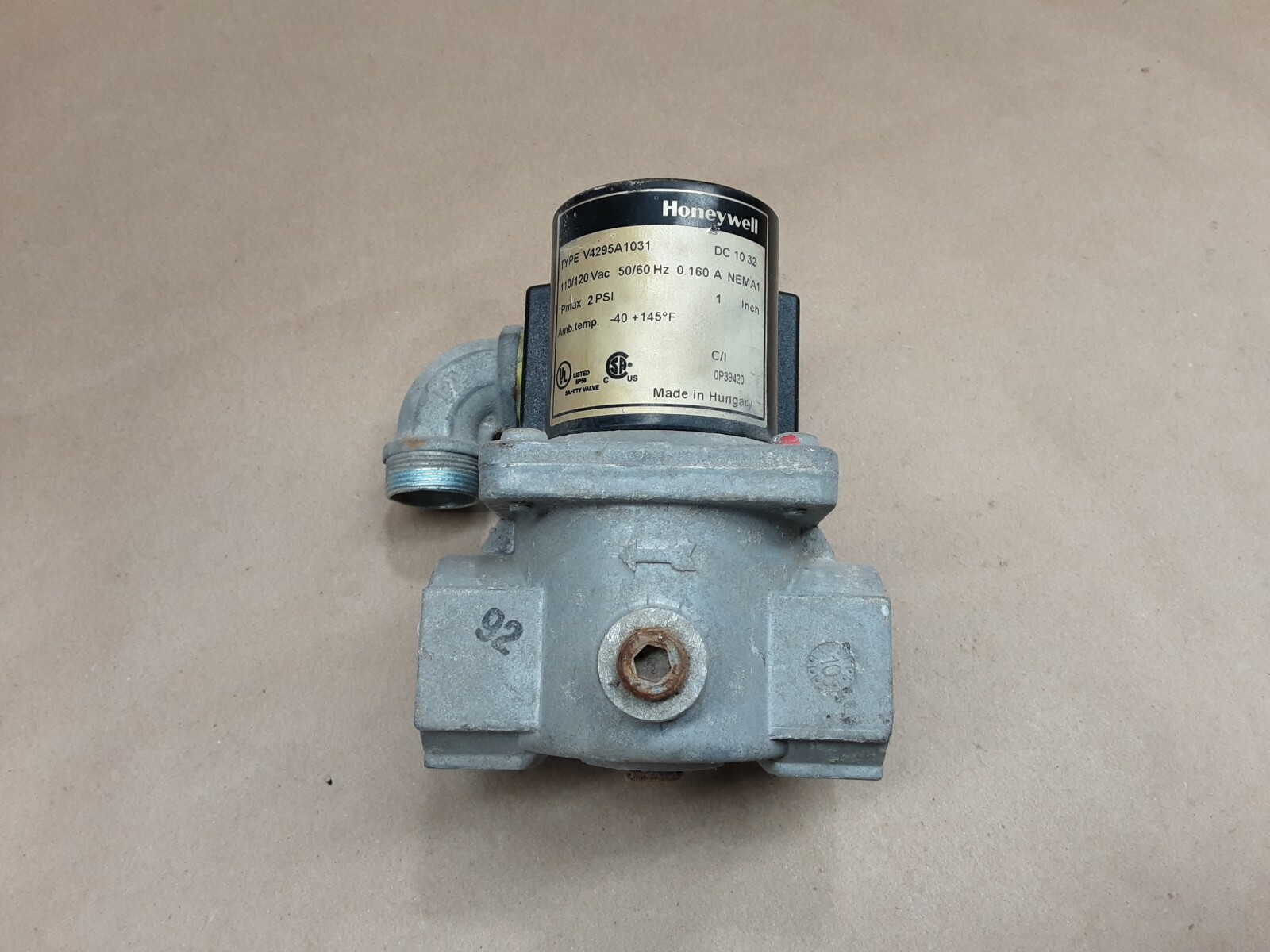 HONEYWELL V4295A1031 110/120 2PSI SOLENOID GAS VALVE #1009D17PR5