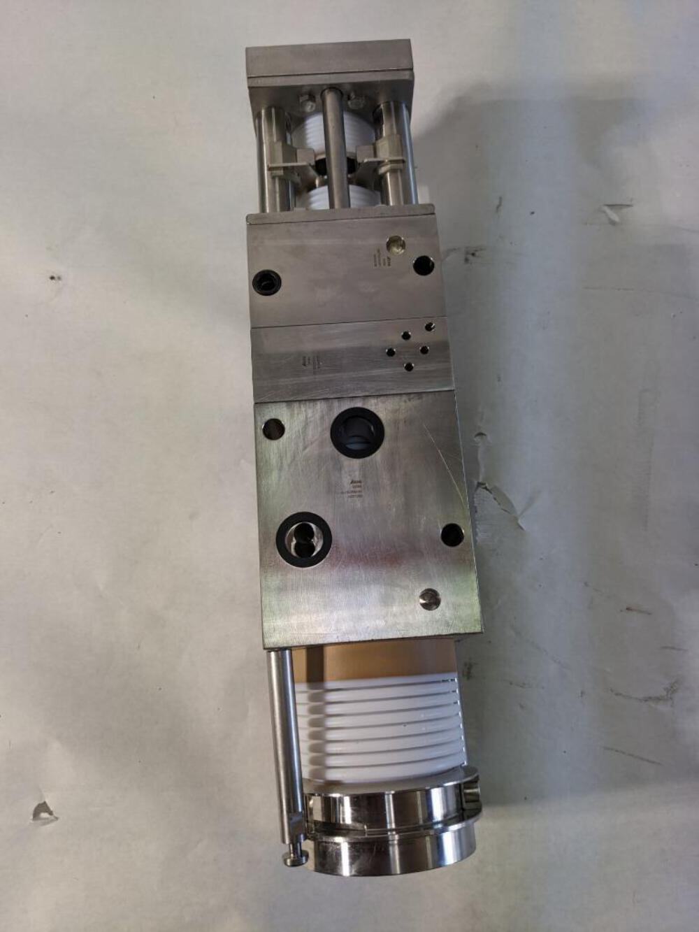 KHS PNEUMATIC CYLINDER 65175533S001 W/ APACHE 3800 CASE 8.39 X 5.6 X 3.25″ R35