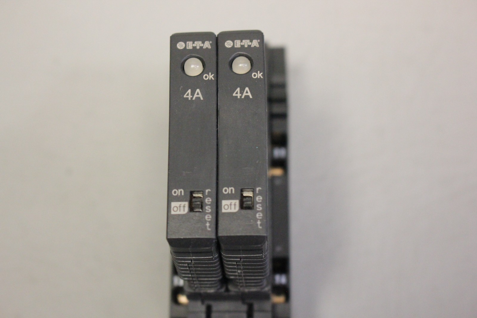 2 ETA ELECTRONIC CIRCUIT PROTECTORS ESX10-103-DC24V-4A W/ MODUL 17PLUS BASE