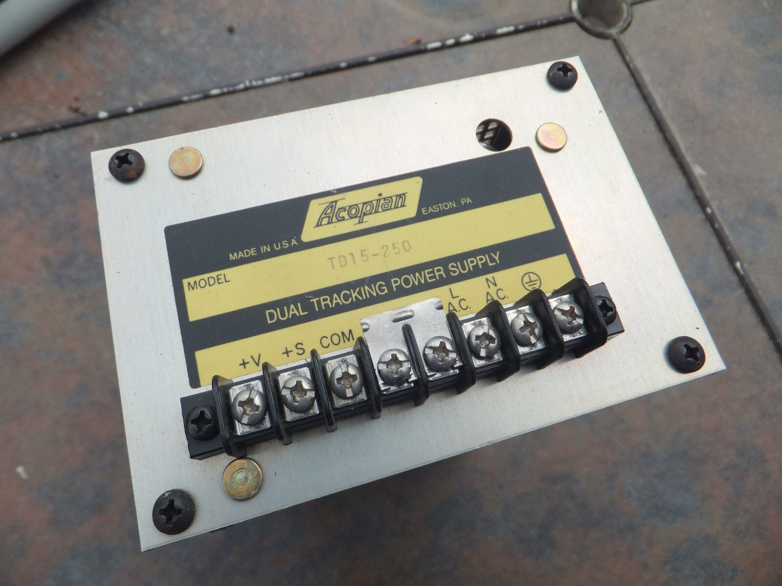 Acopian TD15-250 Dual Tracking Power Supply – 15V, 2.5A