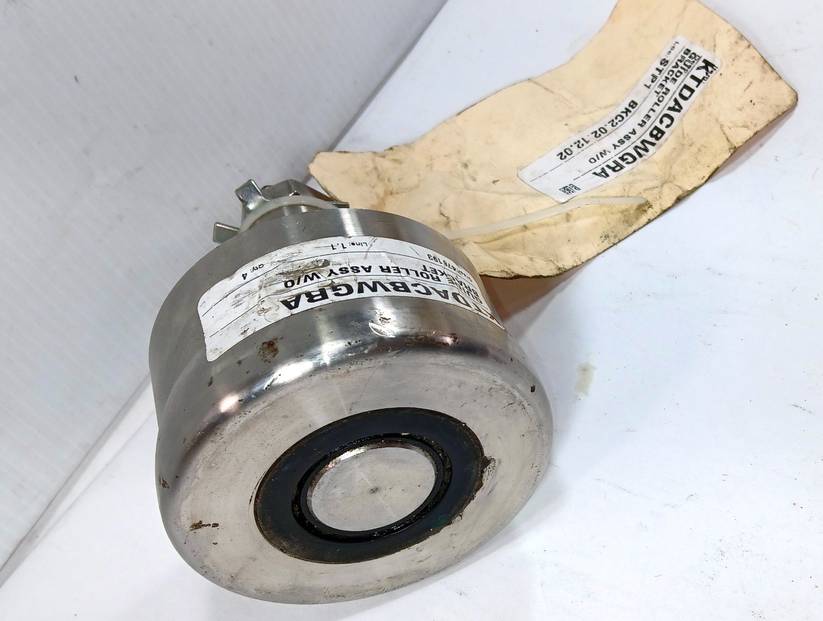 1 NEW UNBRANDED KTDACBWGRA GUIDE ROLLER ASSEMBLY W/O BRACKET NNB **MAKE OFFER**