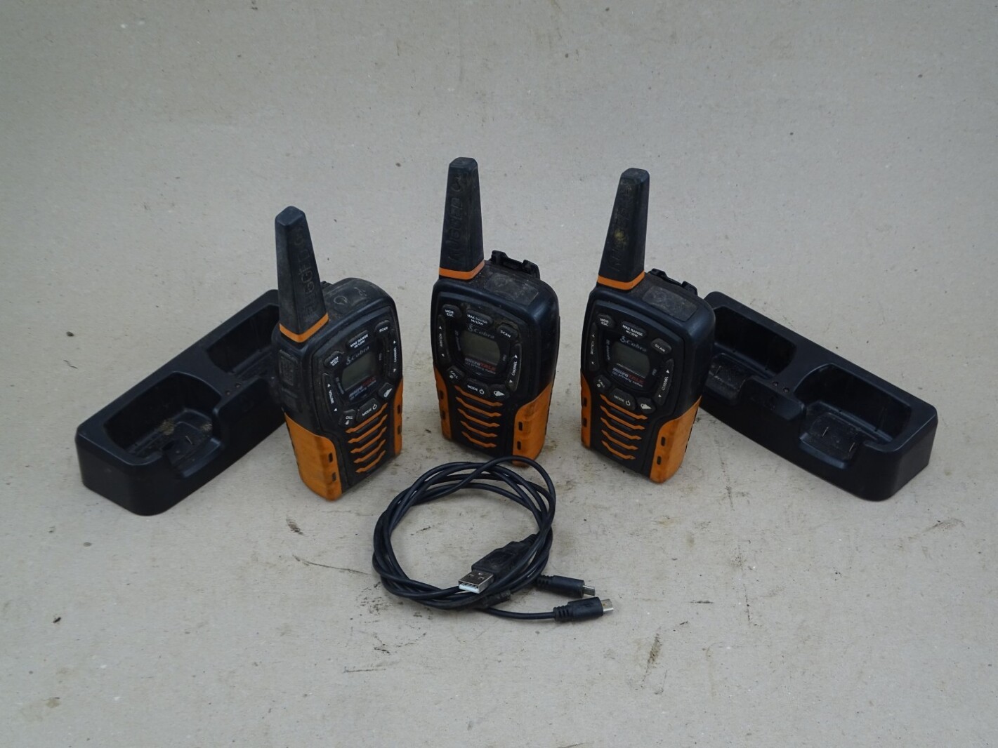 Cobra 3 MicroTalk 2-Way Radios & 2 Dual Charging Docks 22 Channels, ACXT645HD