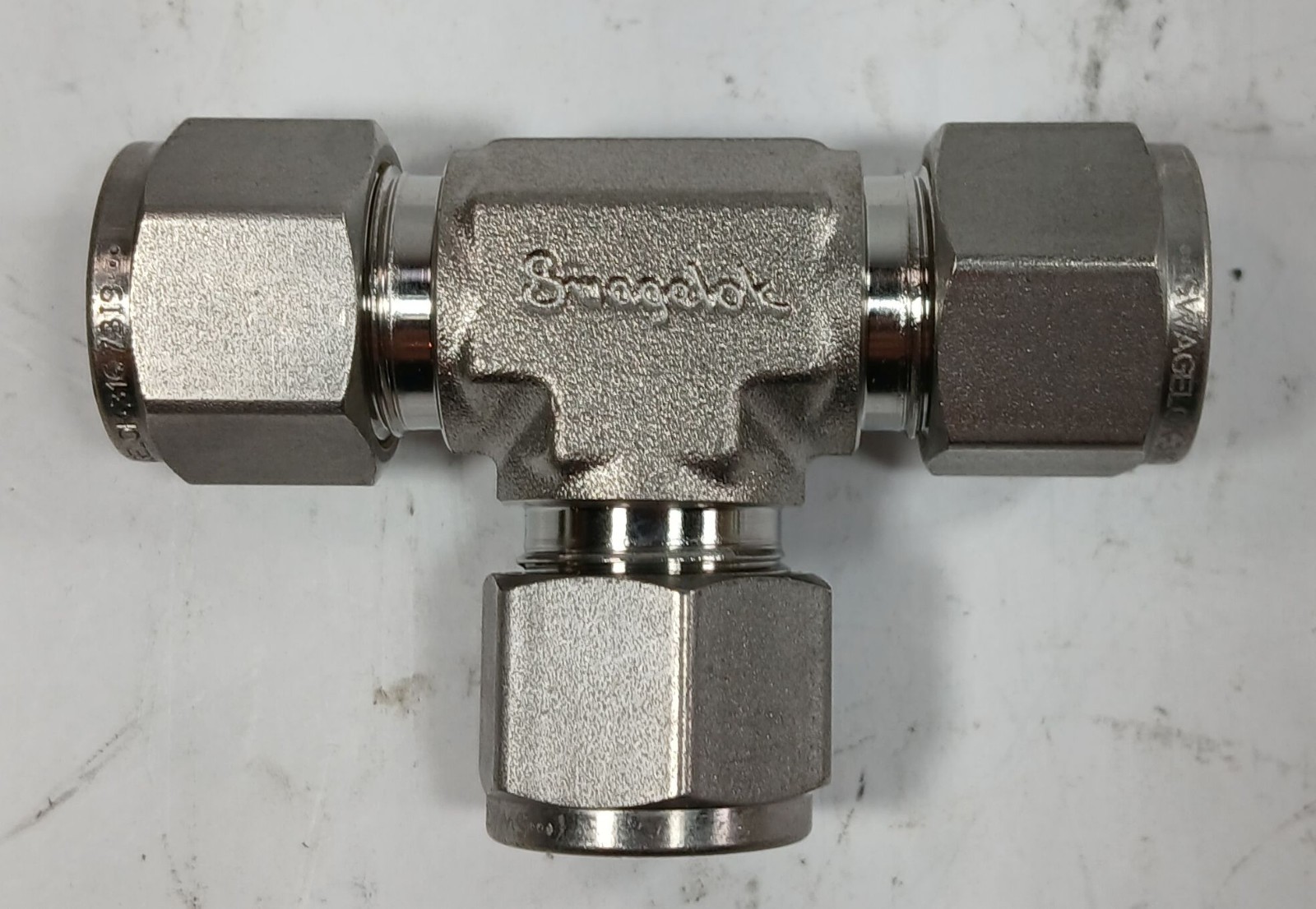 1 NEW SWAGELOK SS-600-3 3/8”x3/8”x3/8” TUBE UNION TEE NNB ***MAKE OFFER***