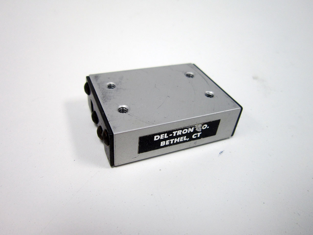 DEL-TRON CO LINEAR MOTION STAGE X-AXIS 2″ LENGTH 1.5″ WIDTH 1.35″ TRAVEL DELTRON