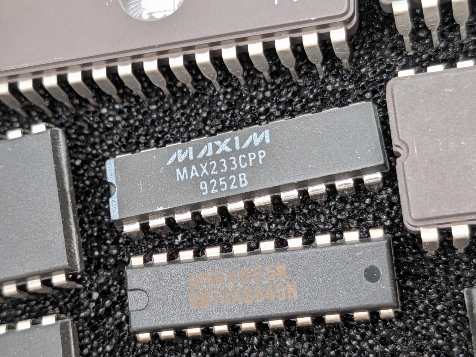 IC Lot. 24 Pcs TI 27C512 28 Pin Ceramic UV EPROM IC + 5 TSCC51 uControllers