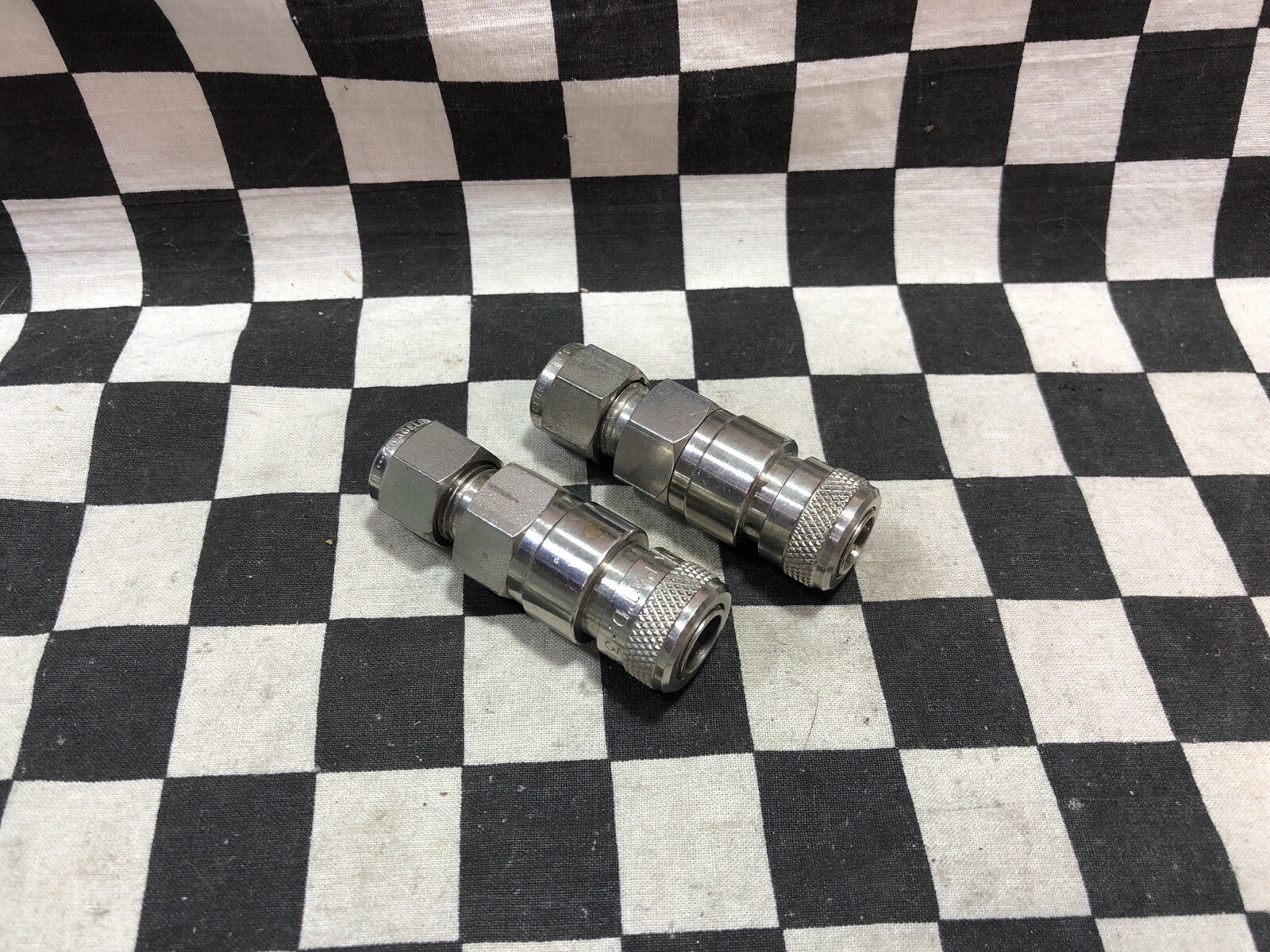 SWAGELOK QUICK CONNECT 3/8″ WITH VALVE, LOT OF 2, SHIPSAMEDAY #Y36
