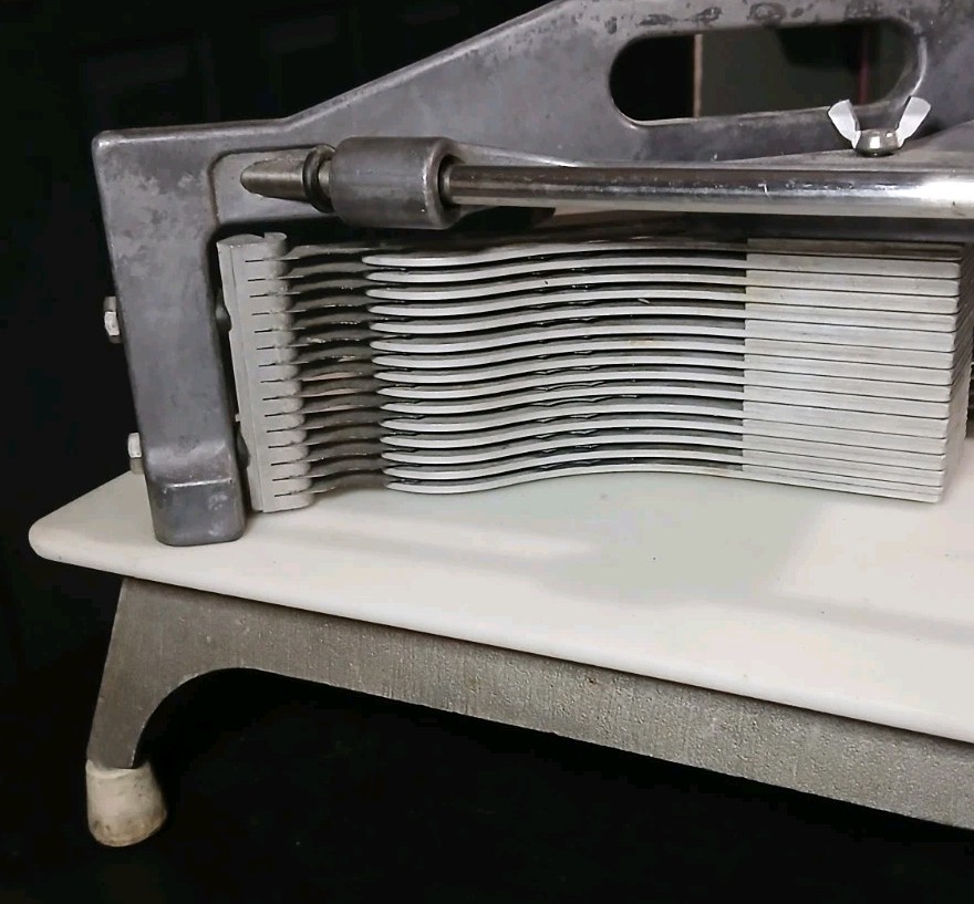Vollrath Lincoln 0643N Redco Tomato Pro Slicer 3/16 inch Cut W/ Scalloped Blades