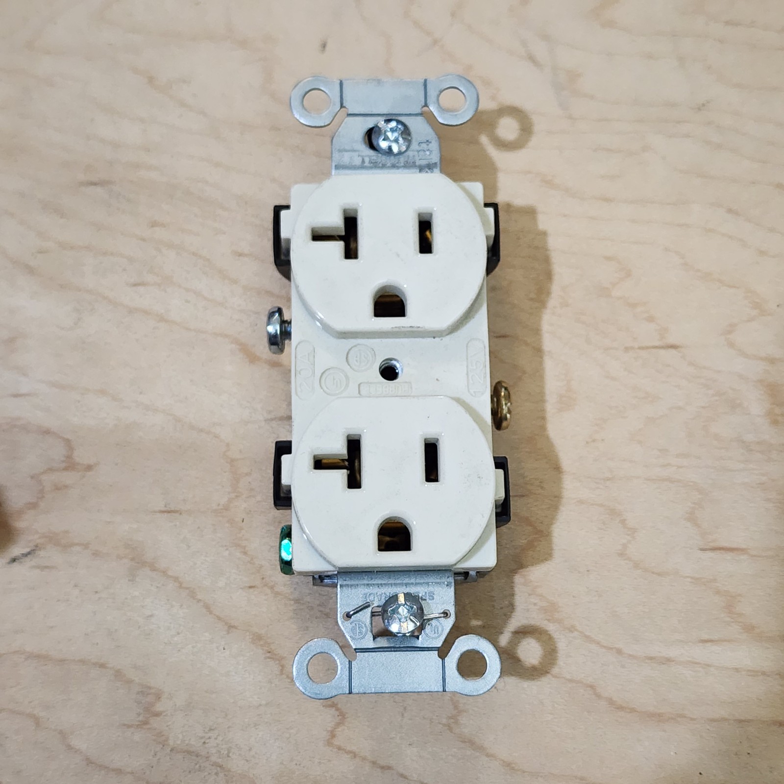 Box of 8 New Hubbell CR20LA Duplex Receptacles (20 Amp 125 Volt) (LA45U)