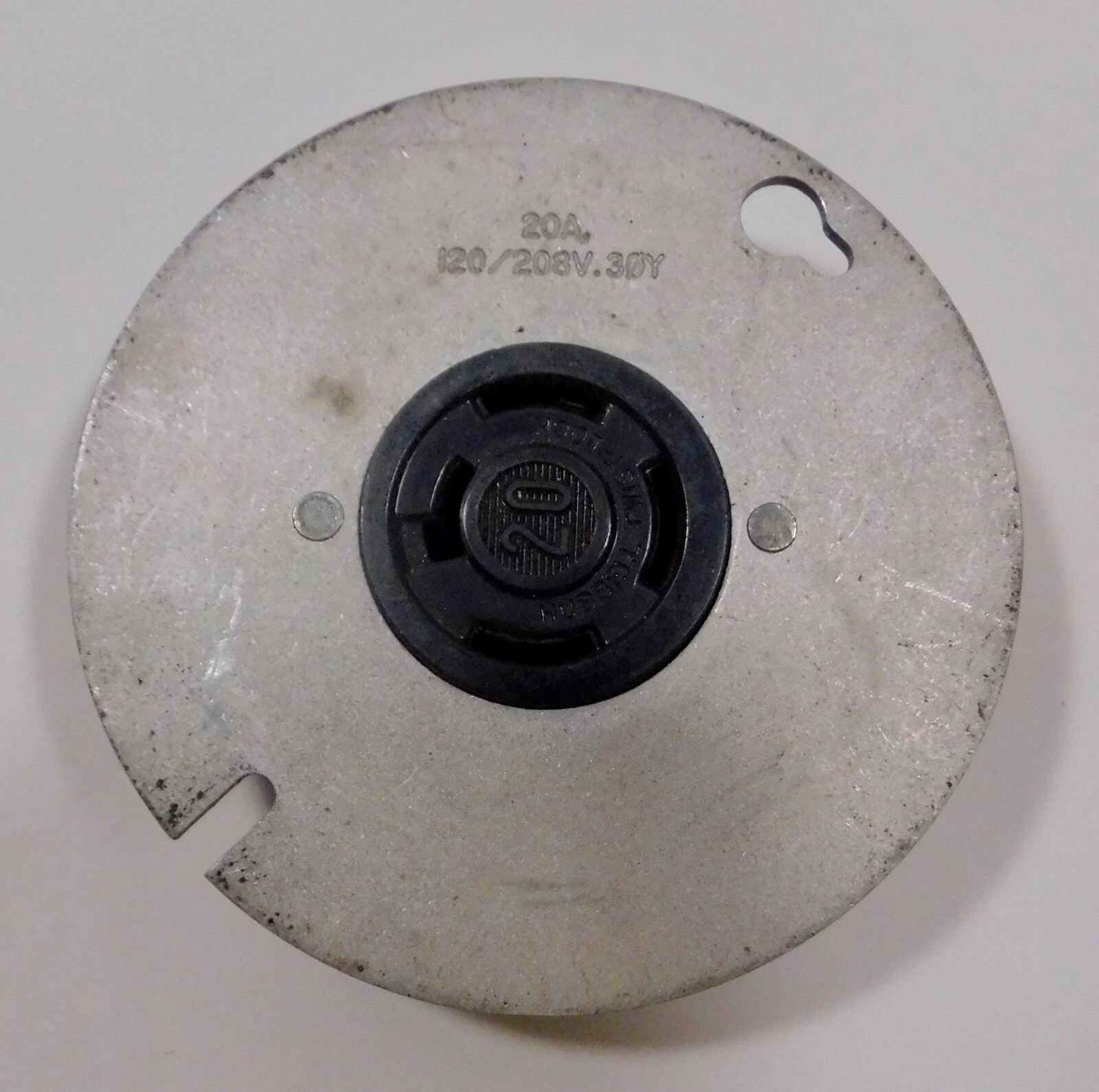 Hubbell Wire Strip Gauge Twist-Lock 20 attached to 20A 120/208V.30Y Plate
