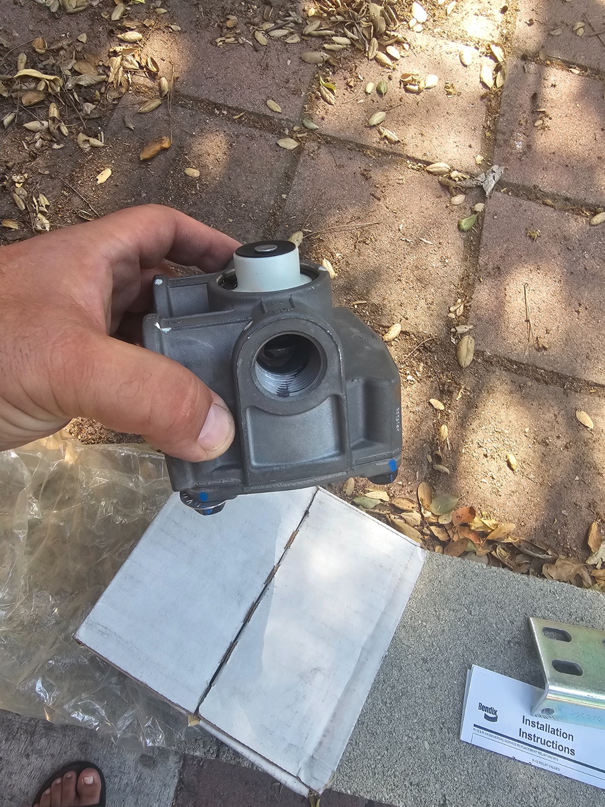 Genuine OEM Original Bendix 103009N Air Brake Relay Valve R-12 With Bracket -New