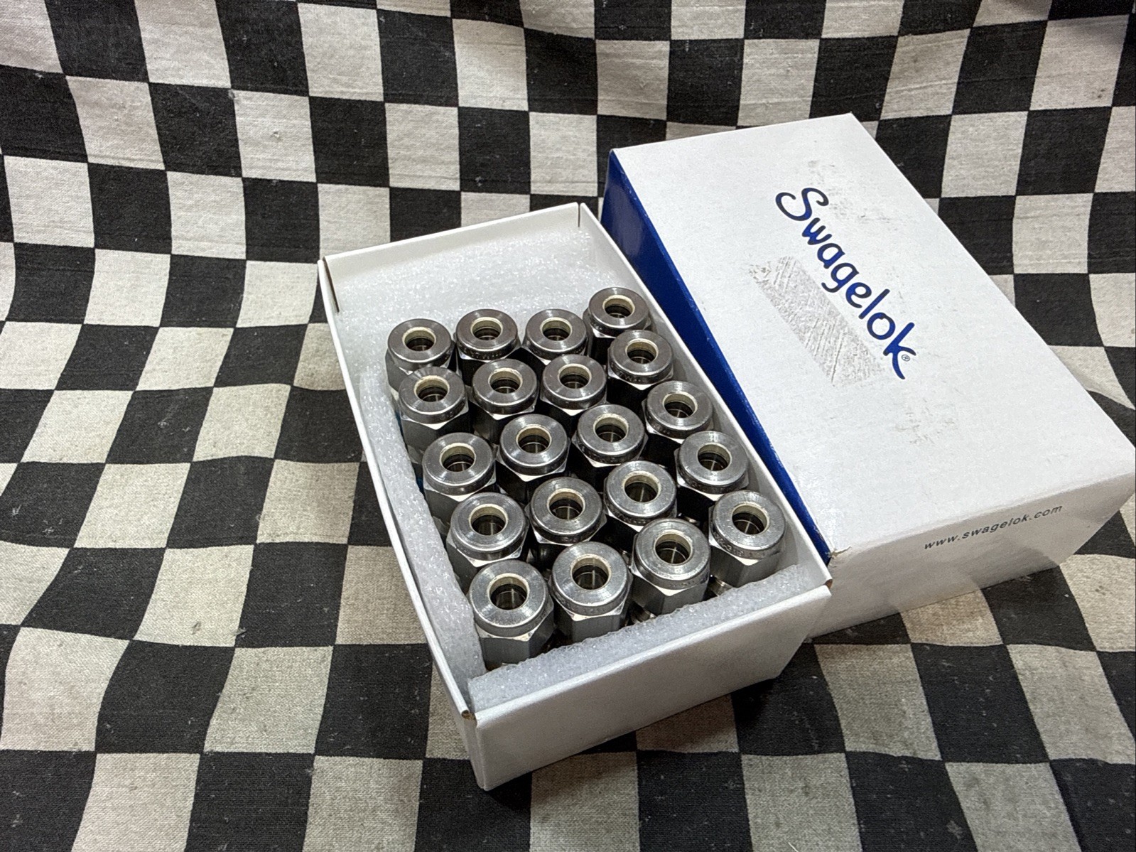 SWAGELOK SS-400-1-4, SS40014, MALE CONNECTOR 1/4″, LOT OF 20, SHIPSAMEDAY#133N2
