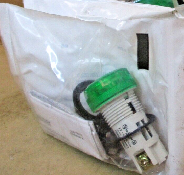 Cutler Hammer E22HL3x8 LED Monoblock Indicating Light Unit Lot of 2 Pcs 46797HAT