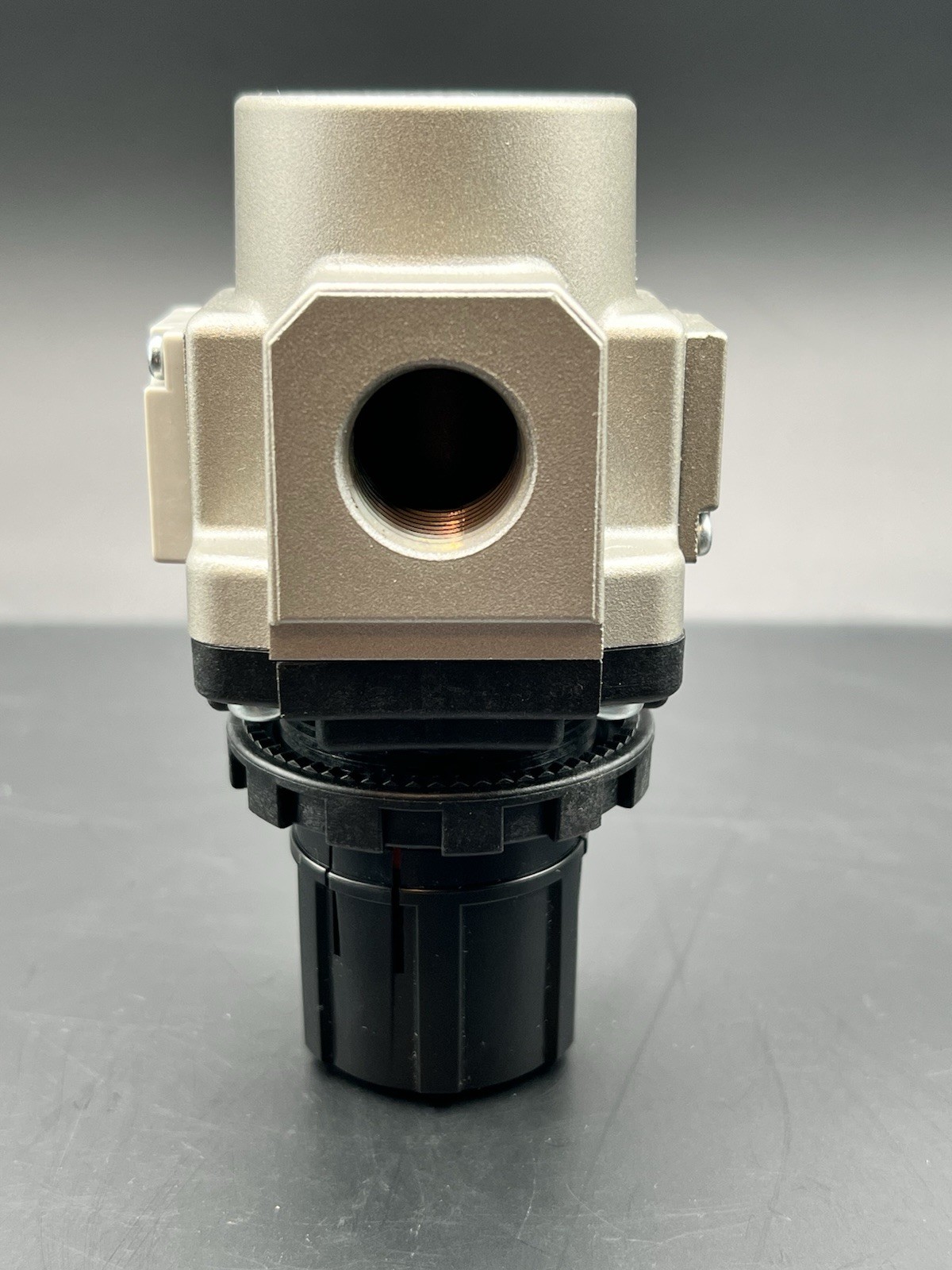 New-SMC AR40-N04-Z PNEUMATIC REGULATOR 7 VAC 125 PSI