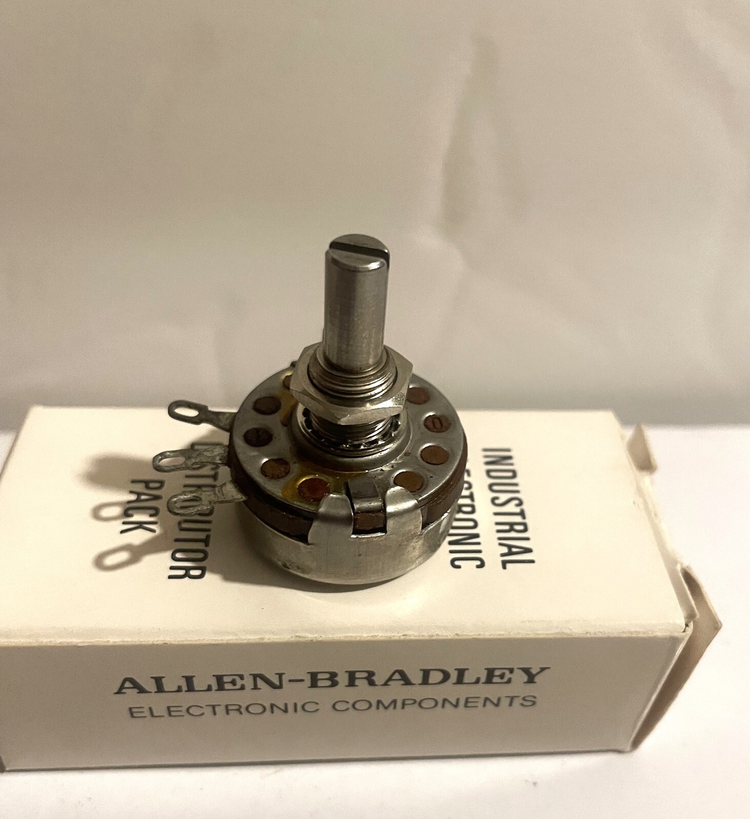 Allen-Bradley(AB) Distributor Pack JAIN056S104UA RV4NAYSD104A 10 MEG 10% TOL