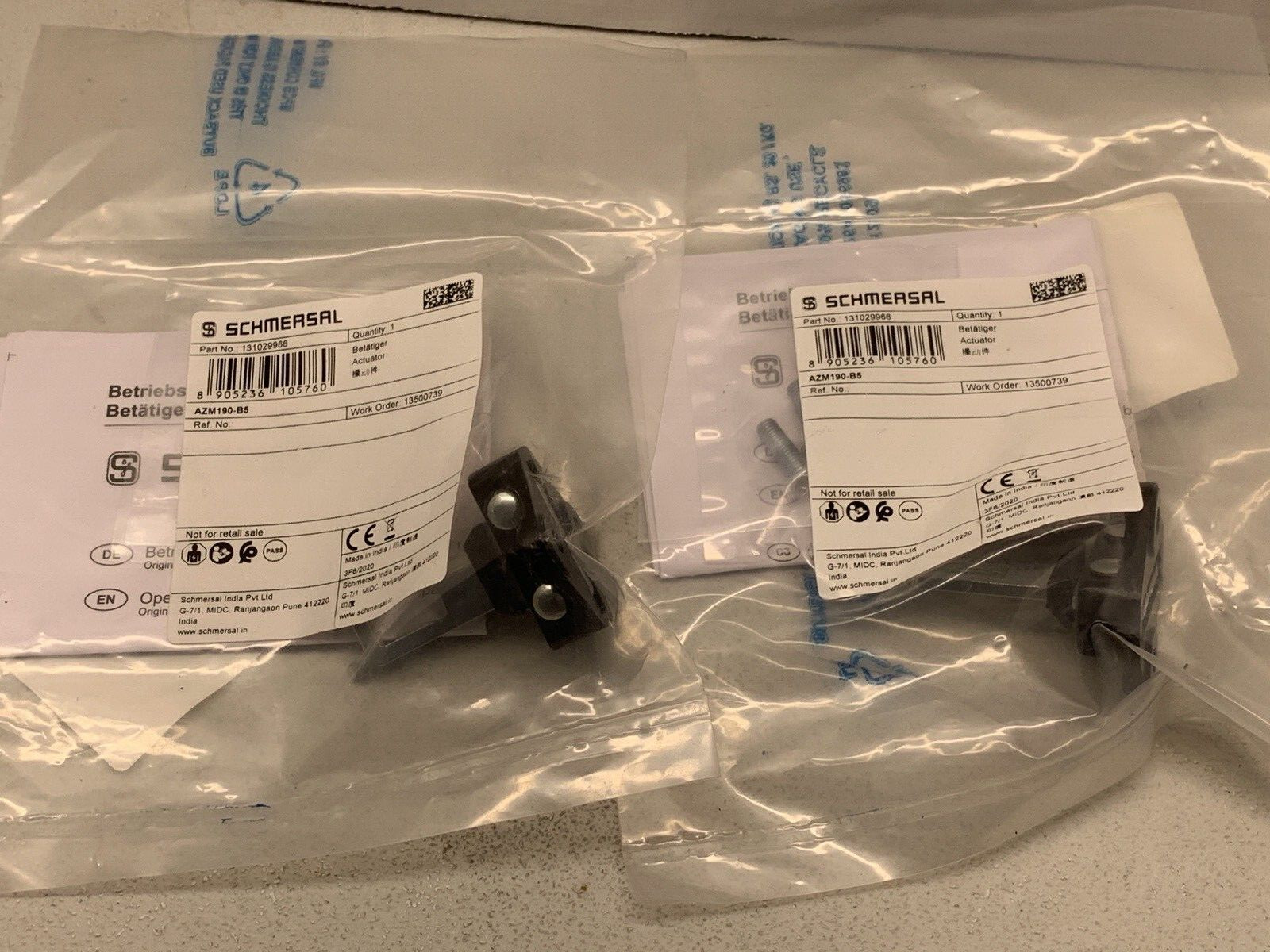 SCHMERSAL AZM190-B5 ACTUATOR KEY 131029966 (SET OF 2) **NEW**